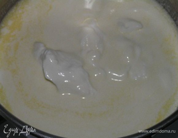Приготовить розовый соус. В кастрюльке смешать молоко со сметаной, поставить на маленький огонь, добавить сливочное масло, растопить, помешивая, снять с огня.