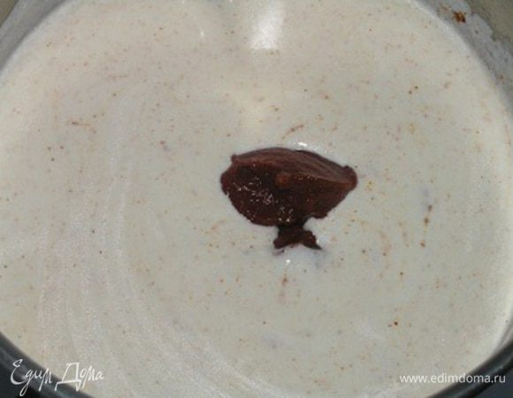 и томатную пасту. Перемешать до однородности. Посолить по вкусу.