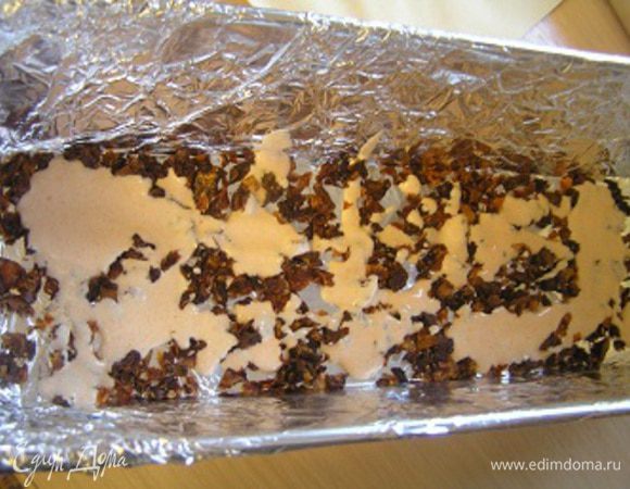 Форму для лазаньи застелить фольгой. На дно выложить сушеные томаты, полить немного розовым соусом.