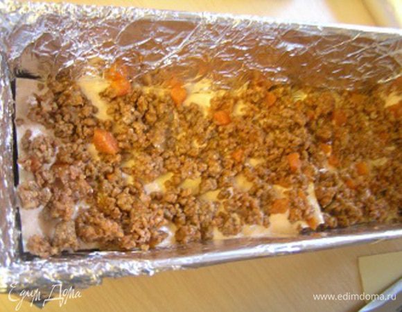 Выложить листы лазаньи, затем соус болоньезе и розовый соус. 