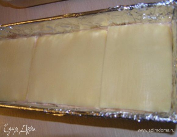 Сверху уложить сыр (или посыпать, натерев на терке).