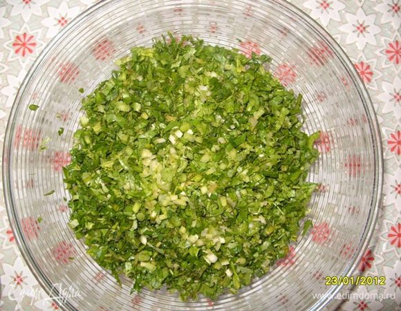 Мелко нарезать зелень.