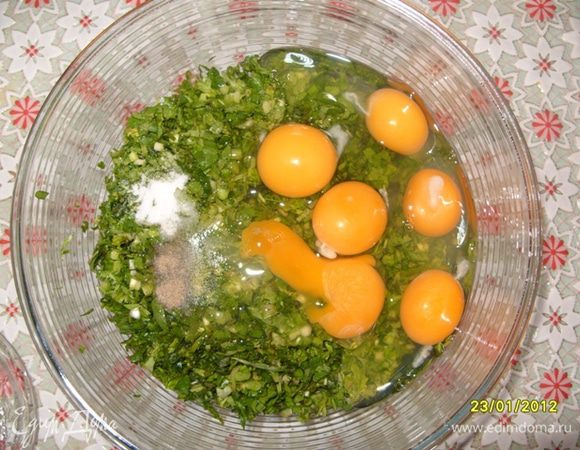 Добавить к зелени 6 яиц, посолить, поперчить.