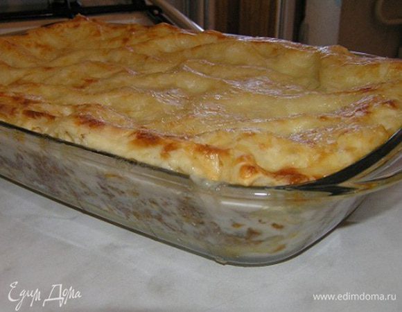 В форму для выпечки слоями выложить макаронное тесто для лазаньи, соус болоньезе, соус бешамель, натертый сыр. Повторять, пока не закончатся все ингредиенты, последний слой — сыр. Выпекать в разогретой духовке до 180°C около 30 минут.