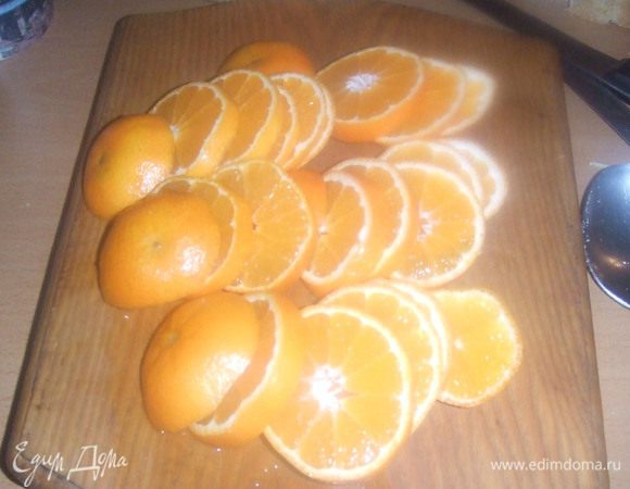 4 мандарина нарезать не очень толстыми кружочками. Из 1 стакана сахара и 1 стакана воды сварите сироп - держите на среднем огне до растворения сахара, затем доведите до кипения. Положите в сироп кружочки мандаринов, и на среднем огне проварите в течение 5 минут. Сироп при этом должен кипеть. Возьмите еще 3 мандарина и снимите цедру. Очистите их и отложите - они нам понадобятся для пюре.
Еще из одного мандарина выжмите сок. Этот сок нужно добавить в сироп, который остался от варки мандаринов. Только перед этим, попробуйте сироп, чтобы он не горчил. Сироп вместе с соком нужно прокипятить на среднем огне в течение нескольких минут, чтобы он слегка выпарился и загустел.
Сделайте обещанное пюре из трех очищенных мандаринов. Все. С мандаринами закончили. Теперь взбейте 4 желтка с половиной стакана сахара.
Добавьте в смесь цедру, мандариновое пюре, и 1 стакан манной крупы. Хорошо перемешайте.Отдельно взбейте оставшиеся 4 белка и аккуратно перемешайте с мандариновой смесью - постарайтесь, чтобы белки не опали - это единственное, что даст пирогу подняться. Теперь нужно взять круглую форму (или любую другую, но с целым дном) и выложить отваренные в сиропе кружки мандаринов. Сверху на мандарины выложите тесто. Пеките пирог в духовке, нагретой до 180 С в течение 35-40 минут. Если начнет подгорать, накройте фольгой. Еще горячий пирог полейте мандариновым сиропом и поставьте в остывающую духовку. В принципе, пирог отлично пропитается и при комнатной температуре, но в духовке - надежнее. Манная крупа прекрасно впитает дополнительную влагу, и пирог станет только мягче. 
 
