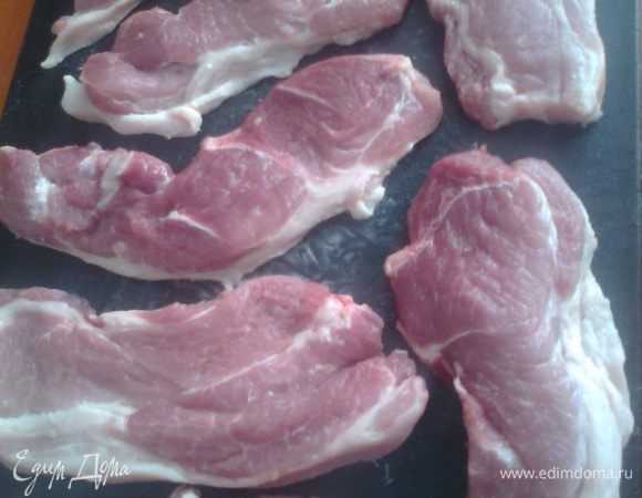 Делим мясо на порции шириной около см.(лучше брать кусочек с прожилками жирка-таковы традиции,он потом ужарится)