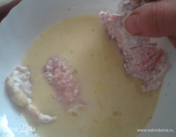 Теперь-в кляр полностью окунаем,чтобы поднять со дна соль-перец.