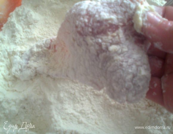 Снова-в муку!Кто любит толстую корочку вокруг мяска,тогда всё повторить с ЭТИМ же куском!