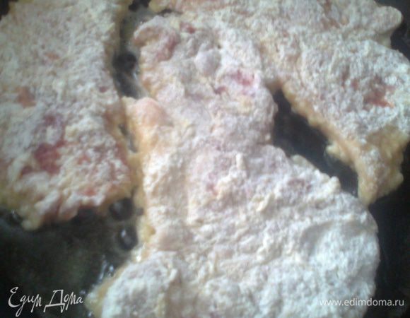 Выкладываем на разогретое масло(довольно много надо,иначе не зарумянятся)