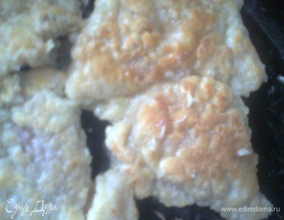 Обжариваем с двух сторон.Можно рядом добавить лук репчатый и тоже обжарить.