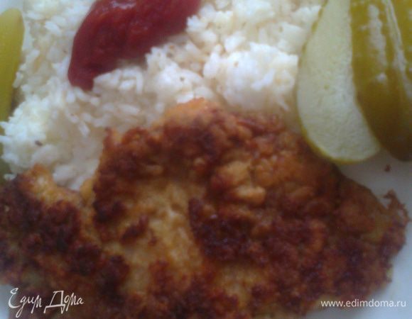 Подаём"отбивную",например,с рисом и солёным огурчиком,украсим кетчупом.Также мясо можно брать с собой на работу или в дорогу!Если приноровиться,делать их быстро,особенно,если помогает мужская рука)))