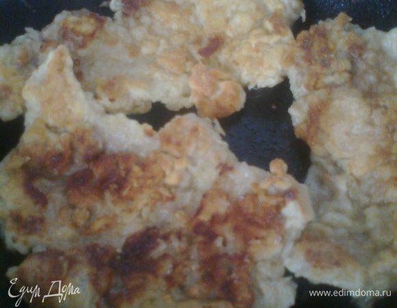 Обжаренные кусочки откладываем на тарелку или другую сковороду.