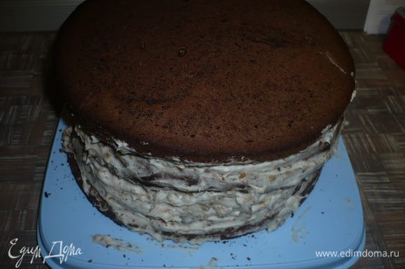 Испечь торт - 2 коржа бисквита в 1.5 порции по рецепту http://www.edimdoma.ru/recipes/31716, коржи разрезать еще на 2. Приготовить крем по этому же рецепту, но 1 порцию. Оставить в холодильнике на ночь, чтобы торт пропитался