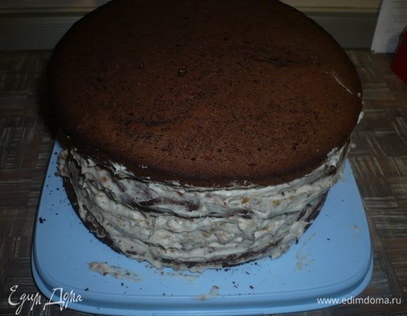 Испечь торт - 2 коржа бисквита в 1.5 порции по рецепту http://www.edimdoma.ru/recipes/31716, коржи разрезать еще на 2. Приготовить крем по этому же рецепту, но 1 порцию. Оставить в холодильнике на ночь, чтобы торт пропитался