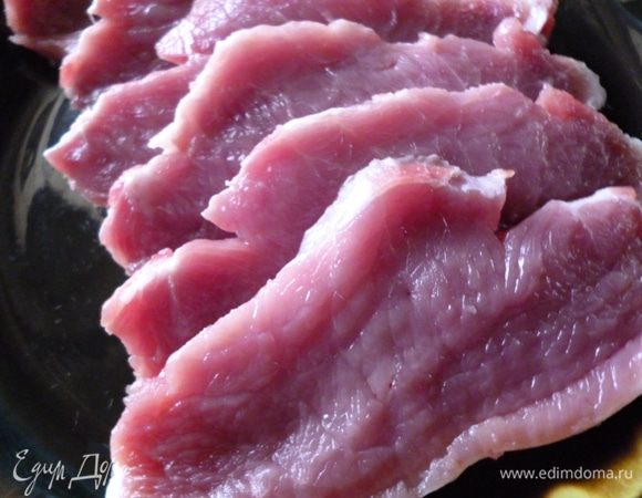 Берем отбивные,нарезанные толщиной 1,5-2см.