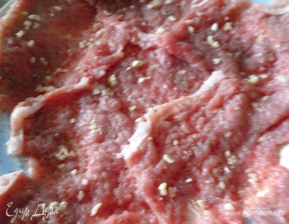 Затем перчим и посыпаем мелко нарезанным чесноком,слегка солим,накрываем и отправляем на час в холодильник.