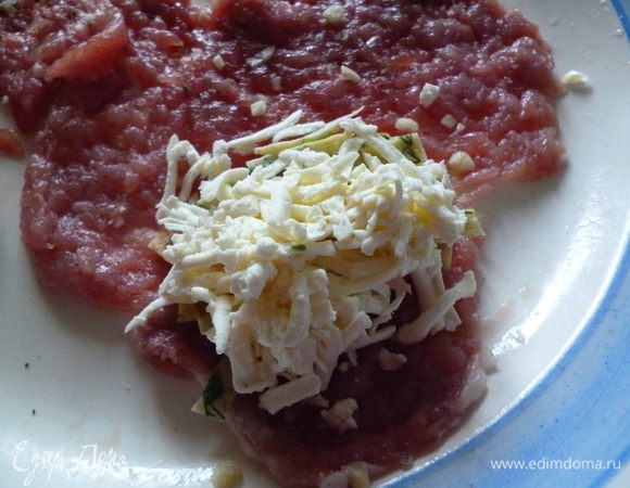 Достать из холодильника отбивные.На каждую выкладываем сначала лапшу из блинчиков,затем тертый сыр и хорошо заворачиваем,формуем котлету.