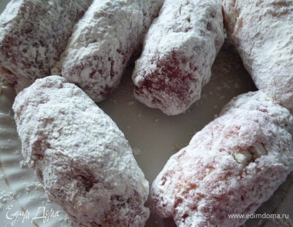 Каждую котлету обвалять в муке.Взбиваем в отдельной мисочке яйца с солью и перцем для кляра.