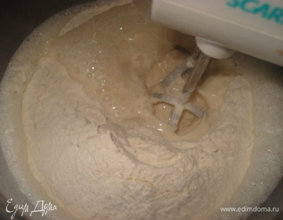 Всыпать муку и взбить до получения однородной массы.