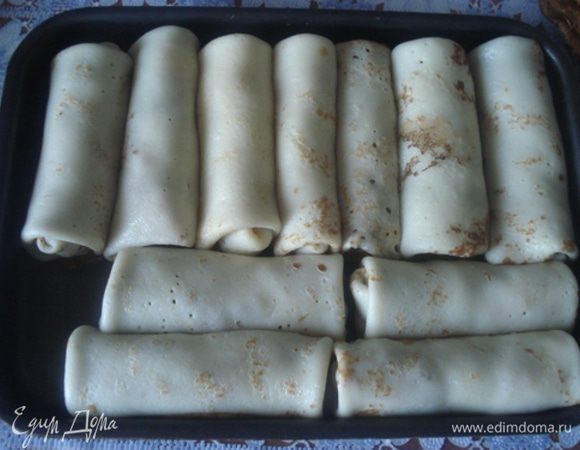 Выпекать блины на смазанной жиром сковороде с одной стороны. Затем выкладывать на тарелку выпеченной стороной вверх (грешна, все-таки немного и со второй стороны обжарила:-) ). На блины положить начинку и завернуть рулетиками. Обжарить готовые блины с двух сторон до золотистого цвета или прогреть в духовке 5 минут при 160 грпдусах.