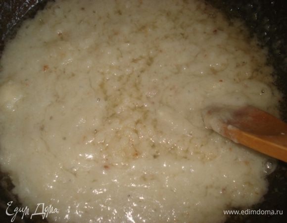 Муку спассеровать с жиром и развести бульоном, оставшимся после тушения мяса. Проварить минуту.