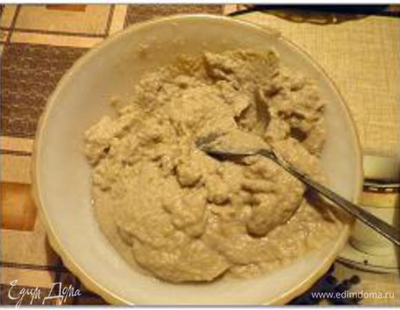 Для начинки из сельди: одну крупную сельдь очищаем от костей, в измельчитель кладем филе сельди, вареные яйца, яблоко и лук, все измельчаем до состояния пюре.