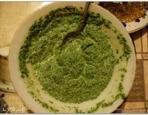 Для начинки из шпината: размораживаем шпинат, кладем в измельчитель, добавляем яйца, сливки и все измельчаем до состояния пюре.