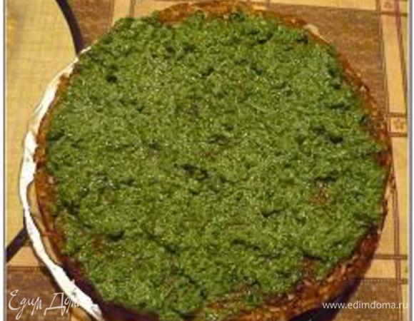 На него кладем второй блин и смазываем массой из шпината и так повторяем слой за слоем.