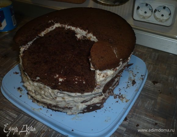 будем моделировать кресло - в середине торта ножом делаем выемку приблизитльно в 2 коржа в глубину м формируем сидение дивана, края торта тоже ровняем ножом, чтобы торт походил на диван