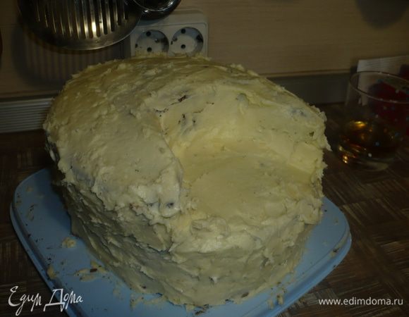 обмазываем густо диван масляным кремом и в холодильник или на балкон, чтобы масло сильно замерзло