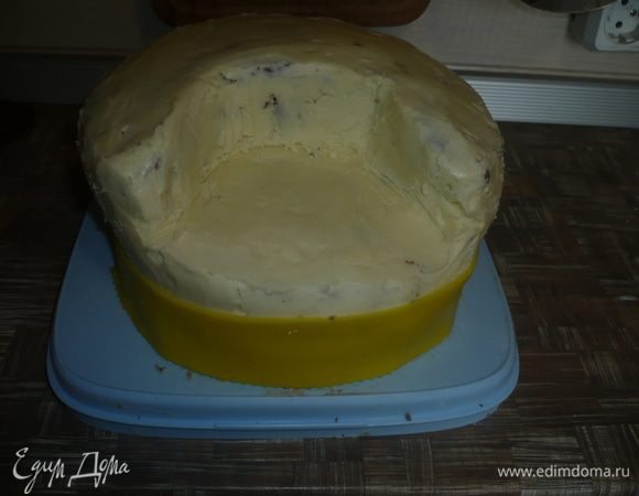 Заранее подготовить мастику http://www.edimdoma.ru/recipes/35706. На покрытие у меня ушла порция по рецепту (150, 150 гр.пудра и смесь, 100 гр. сгущенка, 2 ст.л. лимон.сока), остальные цвета я готовила исходя из потребности, какой цвет на что идет. Т.к. торт оказался высоким, я покрытие сделала из 2-х цветов - низ желтого цвета