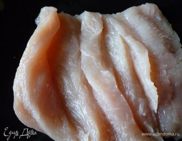 У меня в наличии была небольшая куриная грудка на косточке.Я приготовила 4не маленькие котлеты.Берем филе и разрезаем его вот так-в виде книжки.
