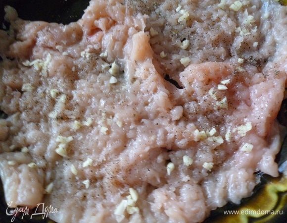 Затем хорошо отбиваем,солим,перчим,слегка смазываем тертым имбирем и посыпаем измельченным чесноком,накрываем и отправляем в холодильник на 1час.