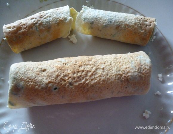 Приготовим блинчики:яйца взбить с щепоткой соли,добавить подсолнечное масло и муку,взбить и добавить молоко и зелень,взбить.Из этой смеси испечь 4блинчика.Каждый блинчик посыпать натертым на крупной терке козьим сыром и завернуть рулетом(если будете делать небольшие котлеты,разрежьте его пополам).