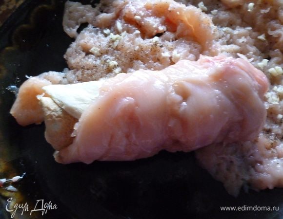 Теперь достаем из холодильника отбитое мясо,кладем на край блинный рулетик и аккуратно заворачиваем и оформляем в виде котлеты.Взбиваем яйца с солью и перцем для кляра.