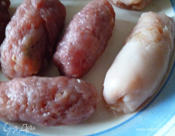 Нагреваем сковороду,наливаем растительное масло.Каждую котлету обвалять хорошо в муке и затем в яичной смеси и обжариваем до румяного цвета на не сильном огне.Совет:сковороду с маслом нагревайте для жарки на таком огне,на каком вы будете готовить,тогда котлеты не пригорят.На фото куриная котлета справа,я одновременно готовила свиные и куриные.