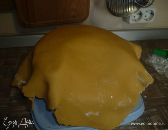 сверху накрыть покрывало персикового цвета