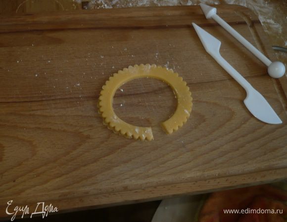 делаем оброчку на покрывало, вырезаем формой для печенья цветочек и внутри кружок, делаем надрез и разорачиваем