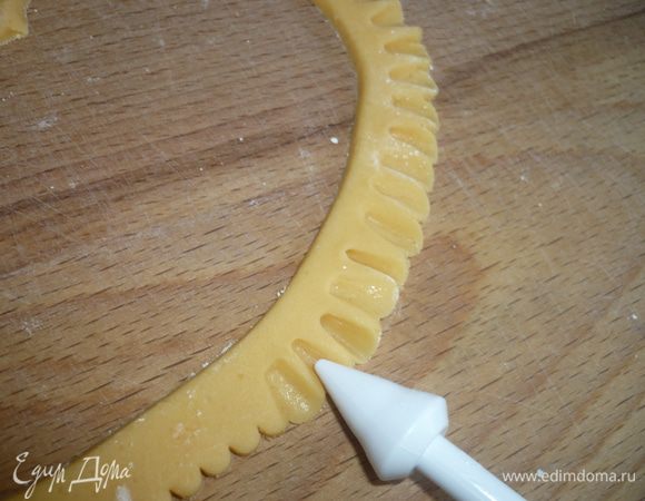 по каждому лепесточку проглаживаем спец. палочкой или зубочисткой, чтобы получились воланчики/оборочки