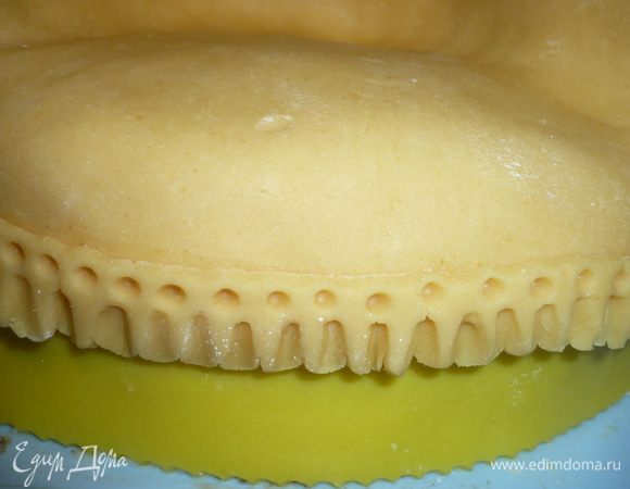 оборочку приклеим к покрывалу на водичку - кисточку окунуть в воду и провести по периметру, куда будем клеить. Выдавим дырочки, можно спичкой