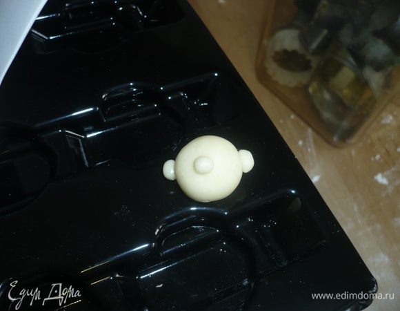 начинаем лепить малыша, как на уроках лепки - сначала готовим части - голова с ушами и носом