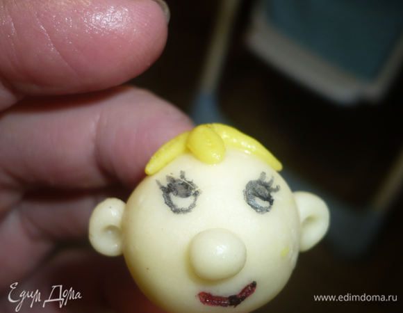 прилепим волосы, нарисуем мордашку