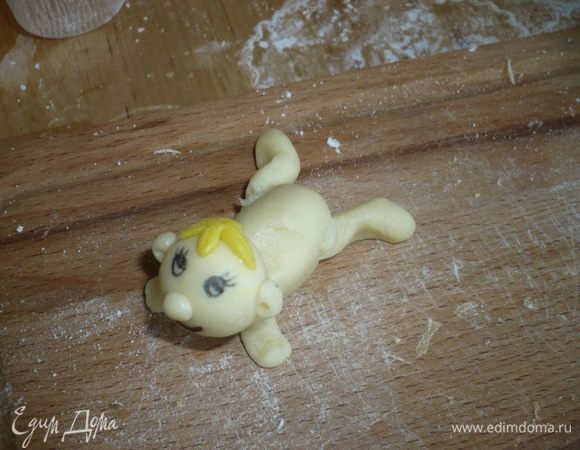 все соберем, на фото-не видно голову приклеим на шею, а еще я не сфотографировала памперс - это треугольничек, который надеваем туда-куда надо:-)