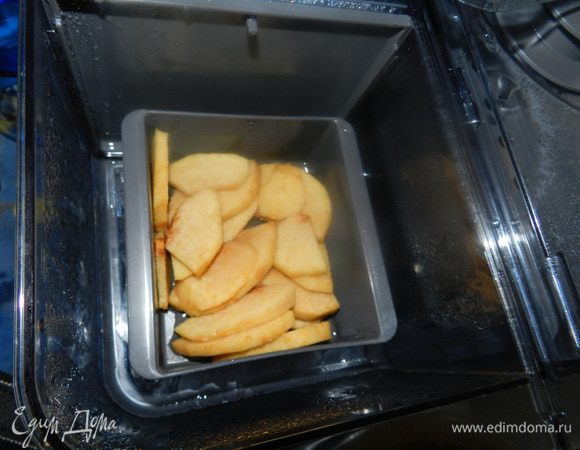 Положить в любую посуду, которая поместится в вашу пароварку. 
Парить: айву - 25-30 мин, яблоки - грушу - 15 мин. 