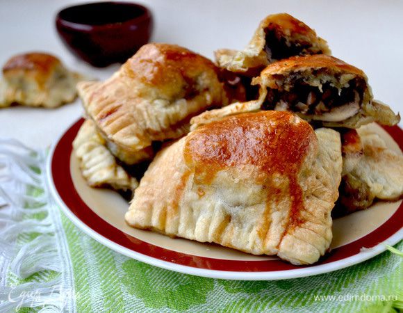 Чеснок и петрушку порубить, перемешать с оливковым маслом. Готовые равиоли немного остудить и подать, полив соусом из чеснока и зелени.Очень вкусно! Приятного аппетита!