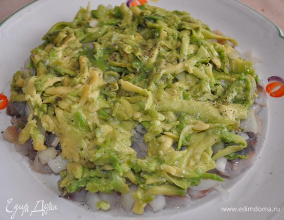 Далее..Авокадо очистить от кожуры и косточки и натереть на тёрке(я тёрла прямо над тарелкй с селёдкой и луком),сбрызнуть авокадо лимонным соком,поперчить,