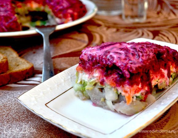 Для тех кто не употребляет майонез,морковь,свёклу и лук,мжно припустить в раст.масле по отдельносьти,остудить и далее по рецепту! Приятного аппетита!