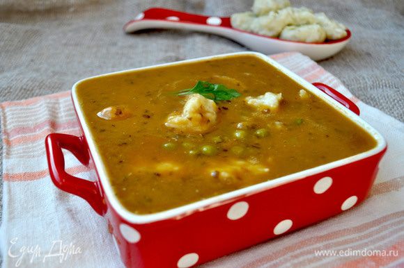 Подавать тыквенный суп-пюре с картофельными клёцками горячим, украсив зеленью,по желанию можно заправить суп сливками.Приятного аппетита!