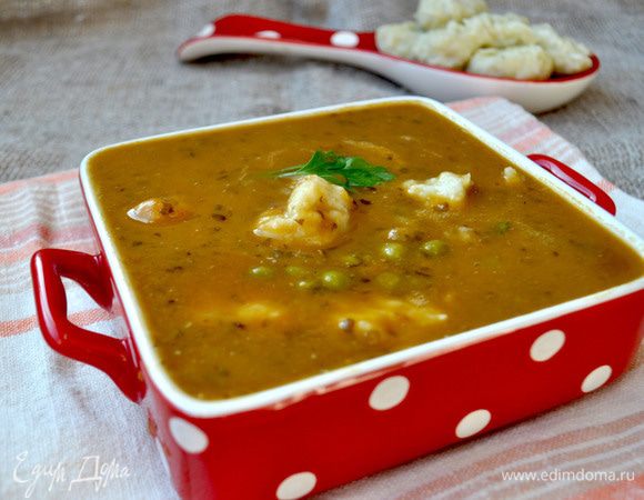 Подавать тыквенный суп-пюре с картофельными клёцками горячим, украсив зеленью,по желанию можно заправить суп сливками.Приятного аппетита!