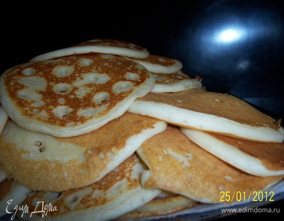 на тарелку постелить бумажное полотенце и выкладывать оладьи. К ним можно: сметану, варенье, сгущёнку и т.д. Прияного аппетита!!!